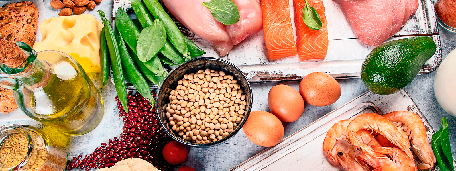 La dieta de una persona con diabetes debe incluir carbohidratos provenientes de cereales, frutas, verduras, semillas, leguminosas y lácteos.