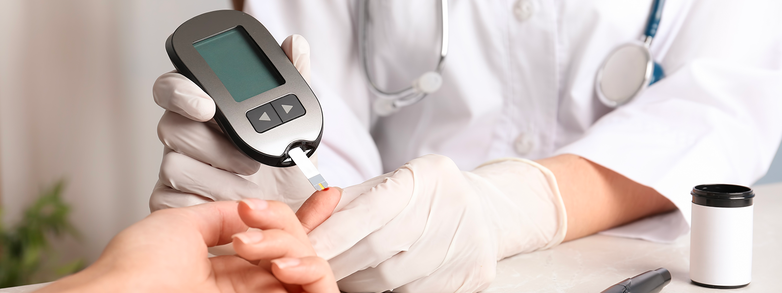 Tu médico te explicará como utilizar correctamente tu glucómetro y cual es mejor para ti.